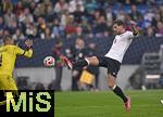 10.10.2025, Fussball WM-Qualifikation Europa 2025/26, 7.Spieltag,  Deutschland - Luxemburg, in der PreZero-Arena (Sinsheim). v.l. Torwart Anthony Moris (Luxemburg) gegen Leon Goretzka (Deutschland) 