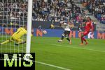 10.10.2025, Fussball WM-Qualifikation Europa 2025/26, 7.Spieltag,  Deutschland - Luxemburg, in der PreZero-Arena (Sinsheim). Serge Gnabry (Deutschland) trifft zum 3:0 gegen Torwart Anthony Moris (Luxemburg) vorbei an Christopher Martins (Luxemburg) 