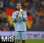 10.10.2025, Fussball WM-Qualifikation Europa 2025/26, 7.Spieltag,  Deutschland - Luxemburg, in der PreZero-Arena (Sinsheim). Torwart Oliver Baumann (Deutschland) bedankt sich bei den Fans