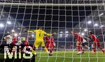10.10.2025, Fussball WM-Qualifikation Europa 2025/26, 7.Spieltag,  Deutschland - Luxemburg, in der PreZero-Arena (Sinsheim). Torschuss zum 4:0 von Josua Kimmich (li, Deutschland) gegen Torwart Anthony Moris (Luxemburg) 