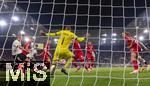 10.10.2025, Fussball WM-Qualifikation Europa 2025/26, 7.Spieltag,  Deutschland - Luxemburg, in der PreZero-Arena (Sinsheim). Torschuss zum 4:0 von Josua Kimmich (li, Deutschland) gegen Torwart Anthony Moris (Luxemburg) 