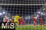 10.10.2025, Fussball WM-Qualifikation Europa 2025/26, 7.Spieltag,  Deutschland - Luxemburg, in der PreZero-Arena (Sinsheim). Torschuss zum 4:0 von Josua Kimmich (li, Deutschland) gegen Torwart Anthony Moris (Luxemburg) 