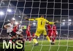 10.10.2025, Fussball WM-Qualifikation Europa 2025/26, 7.Spieltag,  Deutschland - Luxemburg, in der PreZero-Arena (Sinsheim). Torschuss zum 4:0 von Josua Kimmich (li, Deutschland) gegen Torwart Anthony Moris (Luxemburg) 