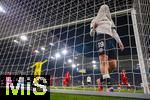 10.10.2025, Fussball WM-Qualifikation Europa 2025/26, 7.Spieltag,  Deutschland - Luxemburg, in der PreZero-Arena (Sinsheim). re: Jonathan Burkardt (Deutschland) zieht nach einer vegebenen Torchance sein Trikot ber den Kopf.