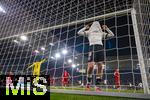 10.10.2025, Fussball WM-Qualifikation Europa 2025/26, 7.Spieltag,  Deutschland - Luxemburg, in der PreZero-Arena (Sinsheim). re: Jonathan Burkardt (Deutschland) zieht nach einer vegebenen Torchance sein Trikot ber den Kopf.