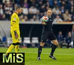 10.10.2025, Fussball WM-Qualifikation Europa 2025/26, 7.Spieltag,  Deutschland - Luxemburg, in der PreZero-Arena (Sinsheim). li: Torwart Anthony Moris (Luxemburg) re: Schiedsrichter Nenad Minakovic (Serbien).