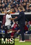 10.10.2025, Fussball WM-Qualifikation Europa 2025/26, 7.Spieltag,  Deutschland - Luxemburg, in der PreZero-Arena (Sinsheim). National-Trainer Julian Nagelsmann (re, Deutschland) mit Serge Gnabry (Deutschland) nach seiner Auswechslung 