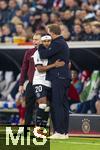 10.10.2025, Fussball WM-Qualifikation Europa 2025/26, 7.Spieltag,  Deutschland - Luxemburg, in der PreZero-Arena (Sinsheim). National-Trainer Julian Nagelsmann (Deutschland) umarmt Serge Gnabry (Deutschland) nach seiner Auswechslung 