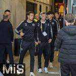 10.10.2025, Fussball WM-Qualifikation Europa 2025/26, 7.Spieltag,  Deutschland - Luxemburg, in der PreZero-Arena (Sinsheim). Ankunft Mannschaftsbus, Leon Goretzka (Deutschland), Maximilian Beier (Deutschland) mit Kopfhrer.