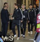 10.10.2025, Fussball WM-Qualifikation Europa 2025/26, 7.Spieltag,  Deutschland - Luxemburg, in der PreZero-Arena (Sinsheim). Ankunft Mannschaftsbus, Leon Goretzka (Deutschland), Maximilian Beier (Deutschland) mit Kopfhrer.