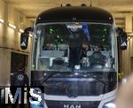 10.10.2025, Fussball WM-Qualifikation Europa 2025/26, 7.Spieltag,  Deutschland - Luxemburg, in der PreZero-Arena (Sinsheim). Ankunft Mannschaftsbus, li: National-Trainer Julian Nagelsmann (Deutschland) in der ersten Sitzreihe.