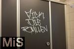 10.10.2025, Fussball WM-Qualifikation Europa 2025/26, 7.Spieltag,  Deutschland - Luxemburg, in der PreZero-Arena (Sinsheim). Im Toilettenbereich fr Mnner ist eine Tre von den Hoffenheimer Fans mit FICK DIE BULLEN beschmiert.