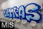 10.10.2025, Fussball WM-Qualifikation Europa 2025/26, 7.Spieltag,  Deutschland - Luxemburg, in der PreZero-Arena (Sinsheim). Im Toilettenbereich für Männer ist die Fliesenwand an den Pissoirs von den Hoffenheimer Fans mit ULTRAS beschmiert.