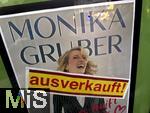 14.10.2025,  Bad Wrishofen im Unterallgu, Nach dem heutigen Start des Vorverkaufes fr die neue Tournee der Comedian Monika Gruber sind die beiden Auftritte (Es huift ja nix) in Bad Wrishofen bereits restlos ausverkauft. Auf dem Plakat prangt AUSVERKAUFT!