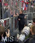 18.10.2025, Fussball Bundesliga 2025/2026, 7.Spieltag, FC Bayern Mnchen - Borussia Dortmund, in der Allianz-Arena Mnchen,  Geschftsfhrer Hans-Joachim Watzke (Borussia Dortmund)  spricht mit den Bayern Fans

