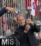 18.10.2025, Fussball Bundesliga 2025/2026, 7.Spieltag, FC Bayern Mnchen - Borussia Dortmund, in der Allianz-Arena Mnchen,  Geschftsfhrer Hans-Joachim Watzke (Borussia Dortmund) macht selfies


