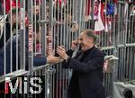 18.10.2025, Fussball Bundesliga 2025/2026, 7.Spieltag, FC Bayern Mnchen - Borussia Dortmund, in der Allianz-Arena Mnchen,  Geschftsfhrer Hans-Joachim Watzke (Borussia Dortmund)  spricht mit den Bayern Fans

