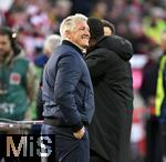 18.10.2025, Fussball Bundesliga 2025/2026, 7.Spieltag, FC Bayern Mnchen - Borussia Dortmund, in der Allianz-Arena Mnchen,  TV - Experte Bastian Schweinsteiger (Deutschland) freut sich,


