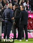18.10.2025, Fussball Bundesliga 2025/2026, 7.Spieltag, FC Bayern Mnchen - Borussia Dortmund, in der Allianz-Arena Mnchen,  TV - Experte Bastian Schweinsteiger (Deutschland) freut sich Lothar Matthus zu sehen,


