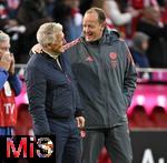 18.10.2025, Fussball Bundesliga 2025/2026, 7.Spieltag, FC Bayern Mnchen - Borussia Dortmund, in der Allianz-Arena Mnchen,  TV Experte Bastian Schweinsteiger (Deutschland) und Dr. Jochen Hahne (FC Bayern Mnchen) machen Scherze


