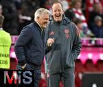 18.10.2025, Fussball Bundesliga 2025/2026, 7.Spieltag, FC Bayern Mnchen - Borussia Dortmund, in der Allianz-Arena Mnchen,  TV Experte Bastian Schweinsteiger (Deutschland) und Dr. Jochen Hahne (FC Bayern Mnchen) machen Scherze



