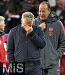 18.10.2025, Fussball Bundesliga 2025/2026, 7.Spieltag, FC Bayern Mnchen - Borussia Dortmund, in der Allianz-Arena Mnchen,  TV Experte Bastian Schweinsteiger (Deutschland) und Dr. Jochen Hahne (FC Bayern Mnchen) machen Scherze


