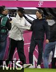 18.10.2025, Fussball Bundesliga 2025/2026, 7.Spieltag, FC Bayern Mnchen - Borussia Dortmund, in der Allianz-Arena Mnchen,  v.l. Trainer Vincent Kompany (FC Bayern Mnchen) und Trainer Niko Kovac (Borussia Dortmund) begren sich



