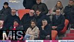 18.10.2025, Fussball Bundesliga 2025/2026, 7.Spieltag, FC Bayern Mnchen - Borussia Dortmund, in der Allianz-Arena Mnchen,  
Ehren-Prsident Uli Hoene (FC Bayern Mnchen, Hoeness) und Sportvorstand Max Eberl (Bayern Mnchen) plaudern miteinander.

