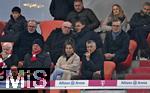 18.10.2025, Fussball Bundesliga 2025/2026, 7.Spieltag, FC Bayern Mnchen - Borussia Dortmund, in der Allianz-Arena Mnchen,  Sportvorstand Max Eberl (Bayern Mnchen) plaudert mit Ehren-Prsident Uli Hoene (FC Bayern Mnchen, Hoeness) 
Auf dem Bild: Ex-Vorstandsvorsitzender Karl-Heinz Rummenigge (FC Bayern Mnchen) , Ehren-Prsident Uli Hoene (FC Bayern Mnchen, Hoeness), Sportvorstand Max Eberl (Bayern Mnchen) Vorstandsvorsitzender Jan-Christian Dreesen (FC Bayern Mnchen) und Prsident Herbert Hainer (FC Bayern) 

