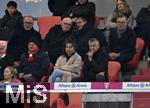 18.10.2025, Fussball Bundesliga 2025/2026, 7.Spieltag, FC Bayern Mnchen - Borussia Dortmund, in der Allianz-Arena Mnchen,  Sportvorstand Max Eberl (Bayern Mnchen) plaudert mit Ehren-Prsident Uli Hoene (FC Bayern Mnchen, Hoeness) 
Auf dem Bild: Ex-Vorstandsvorsitzender Karl-Heinz Rummenigge (FC Bayern Mnchen) , Ehren-Prsident Uli Hoene (FC Bayern Mnchen, Hoeness), Sportvorstand Max Eberl (Bayern Mnchen) Vorstandsvorsitzender Jan-Christian Dreesen (FC Bayern Mnchen) und Prsident Herbert Hainer (FC Bayern) 

