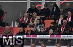 18.10.2025, Fussball Bundesliga 2025/2026, 7.Spieltag, FC Bayern Mnchen - Borussia Dortmund, in der Allianz-Arena Mnchen,  Markus Sder (Deutschland) ber Geschftsfhrer Hans-Joachim Watzke (Borussia Dortmund) 


