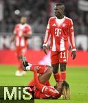 18.10.2025, Fussball Bundesliga 2025/2026, 7.Spieltag, FC Bayern Mnchen - Borussia Dortmund, in der Allianz-Arena Mnchen,  Sacha Boey (FC Bayern Mnchen) am Boden


