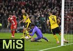 18.10.2025, Fussball Bundesliga 2025/2026, 7.Spieltag, FC Bayern Mnchen - Borussia Dortmund, in der Allianz-Arena Mnchen,  
Torwart Gregor Kobel (Borussia Dortmund) hlt den Ball

