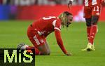 18.10.2025, Fussball Bundesliga 2025/2026, 7.Spieltag, FC Bayern Mnchen - Borussia Dortmund, in der Allianz-Arena Mnchen,  Sacha Boey (FC Bayern Mnchen) am Boden


