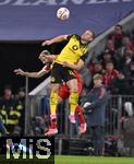 18.10.2025, Fussball Bundesliga 2025/2026, 7.Spieltag, FC Bayern Mnchen - Borussia Dortmund, in der Allianz-Arena Mnchen,  v.l. Konrad Laimer (FC Bayern Mnchen) gegen Julian Ryerson (Borussia Dortmund) 


