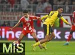 18.10.2025, Fussball Bundesliga 2025/2026, 7.Spieltag, FC Bayern Mnchen - Borussia Dortmund, in der Allianz-Arena Mnchen,  v.l. Aleksandar Pavlovic (Bayern Mnchen)  gegen Felix Nmecha (Borussia Dortmund) 



