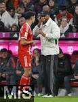 18.10.2025, Fussball Bundesliga 2025/2026, 7.Spieltag, FC Bayern Mnchen - Borussia Dortmund, in der Allianz-Arena Mnchen,  Trainer Vincent Kompany (FC Bayern Mnchen) bespricht sich mit Aleksandar Pavlovic (Bayern Mnchen)  


