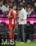 18.10.2025, Fussball Bundesliga 2025/2026, 7.Spieltag, FC Bayern Mnchen - Borussia Dortmund, in der Allianz-Arena Mnchen,  Trainer Vincent Kompany (FC Bayern Mnchen) bespricht sich mit Aleksandar Pavlovic (Bayern Mnchen)  


