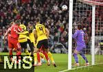 18.10.2025, Fussball Bundesliga 2025/2026, 7.Spieltag, FC Bayern Mnchen - Borussia Dortmund, in der Allianz-Arena Mnchen,  
Torwart Gregor Kobel (Borussia Dortmund) kassiert das 1:0 von Harry Kane (FC Bayern Mnchen) 

