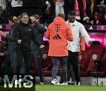 18.10.2025, Fussball Bundesliga 2025/2026, 7.Spieltag, FC Bayern Mnchen - Borussia Dortmund, in der Allianz-Arena Mnchen,  v.l. Sportdirektor Christoph Freund (Bayern Mnchen) und Trainer Vincent Kompany (FC Bayern Mnchen) jubeln


