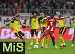 18.10.2025, Fussball Bundesliga 2025/2026, 7.Spieltag, FC Bayern Mnchen - Borussia Dortmund, in der Allianz-Arena Mnchen,  
Nicolas Jackson (FC Bayern Mnchen) setzt sich durch

