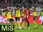 18.10.2025, Fussball Bundesliga 2025/2026, 7.Spieltag, FC Bayern Mnchen - Borussia Dortmund, in der Allianz-Arena Mnchen,  
Nicolas Jackson (FC Bayern Mnchen) setzt sich durch

