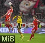 18.10.2025, Fussball Bundesliga 2025/2026, 7.Spieltag, FC Bayern Mnchen - Borussia Dortmund, in der Allianz-Arena Mnchen,  v.l. Aleksandar Pavlovic (Bayern Mnchen) , Felix Nmecha (Borussia Dortmund) und Joshua Kimmich (FC Bayern Mnchen) 


