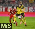 18.10.2025, Fussball Bundesliga 2025/2026, 7.Spieltag, FC Bayern Mnchen - Borussia Dortmund, in der Allianz-Arena Mnchen,  v.l. Michael Olise (FC Bayern Mnchen) gegen Marcel Sabitzer (Borussia Dortmund) 


