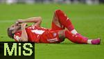18.10.2025, Fussball Bundesliga 2025/2026, 7.Spieltag, FC Bayern Mnchen - Borussia Dortmund, in der Allianz-Arena Mnchen,  Harry Kane (FC Bayern Mnchen) hat Schmerzen, er hat einen Ball voll an die Nase bekommen.


