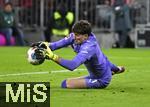 18.10.2025, Fussball Bundesliga 2025/2026, 7.Spieltag, FC Bayern Mnchen - Borussia Dortmund, in der Allianz-Arena Mnchen,  Torwart Gregor Kobel (Borussia Dortmund) hlt den Ball fest.


