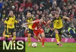 18.10.2025, Fussball Bundesliga 2025/2026, 7.Spieltag, FC Bayern Mnchen - Borussia Dortmund, in der Allianz-Arena Mnchen,  v.l. Waldemar Anton (Borussia Dortmund), Konrad Laimer (FC Bayern Mnchen) und Julian Ryerson (Borussia Dortmund) im Duell um den Ball.


