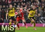 18.10.2025, Fussball Bundesliga 2025/2026, 7.Spieltag, FC Bayern Mnchen - Borussia Dortmund, in der Allianz-Arena Mnchen,  v.l. Waldemar Anton (Borussia Dortmund), Konrad Laimer (FC Bayern Mnchen) und Julian Ryerson (Borussia Dortmund) im Duell.

