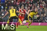 18.10.2025, Fussball Bundesliga 2025/2026, 7.Spieltag, FC Bayern Mnchen - Borussia Dortmund, in der Allianz-Arena Mnchen,  v.l. Waldemar Anton (Borussia Dortmund), Konrad Laimer (FC Bayern Mnchen) und Julian Ryerson (Borussia Dortmund) im Duell.

