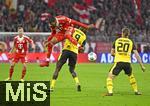 18.10.2025, Fussball Bundesliga 2025/2026, 7.Spieltag, FC Bayern Mnchen - Borussia Dortmund, in der Allianz-Arena Mnchen,  v.l. Michael Olise (FC Bayern Mnchen) gegen Serhou Yadaly Guirassy (Borussia Dortmund) 


